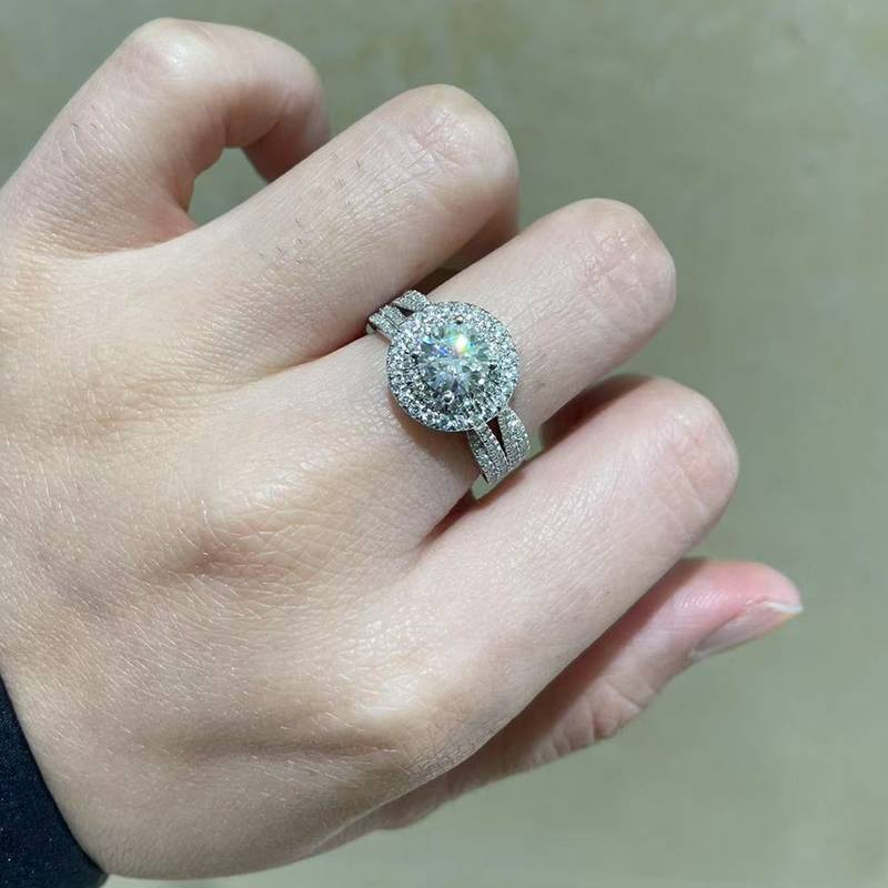 Affordable Luxury风满钻圆包Women's RingS925银镀白金定制选款主石Moissanite1.0ct/副石高碳钻